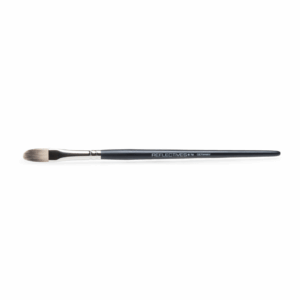 Kleiner. schmaler Concealer-Pinsel (tierhaarfrei) liegt auf weißer Fläche.