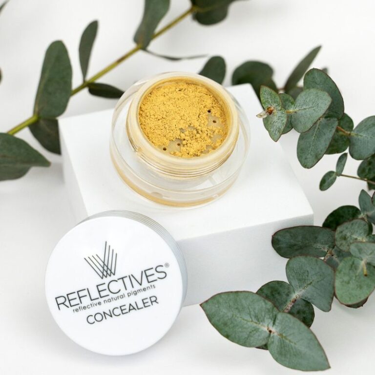 Grüner Concealer gegen Rötungen dekoriert mit Eukalyptuszweigen.