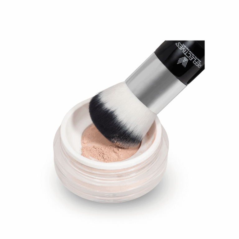 Kabuki Pinsel eingedrückt in Dose und mit Puder bestäubt.