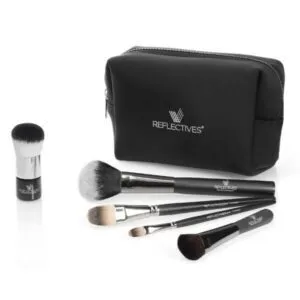 Make-up Pinsel Set mit allen Kosmetikpinseln und Kabuki Pinsel vor Tasche.