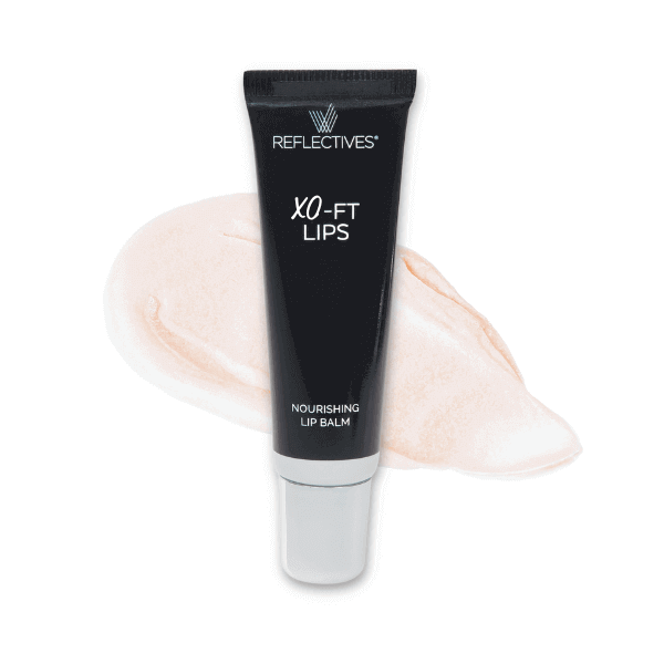 Transparente Lippenpflege mit Sheabutter: Packshot XO-FT LIPS Nature mit Lip Balm-Klecks im Hintergrund.