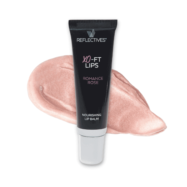 Rosa Lip Balm: Packshot XO-FT LIPS Romance Rose mit Produktklecks im Hintergrund.