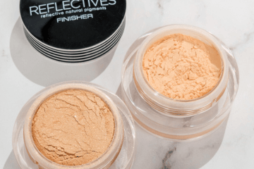 Packshot zweier Finishing Powder mit geöffnetem Deckel und sichtbarem Puder.