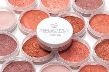 Geschlossene Dose Mineral Rouge liegt auf geöffneten Dosen aller Farbtöne.