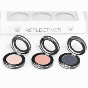 Die drei Lidschatten des Sets Smokey Neutrals aufgeklappt aufgereiht vor der Aufbewahrungsbox.