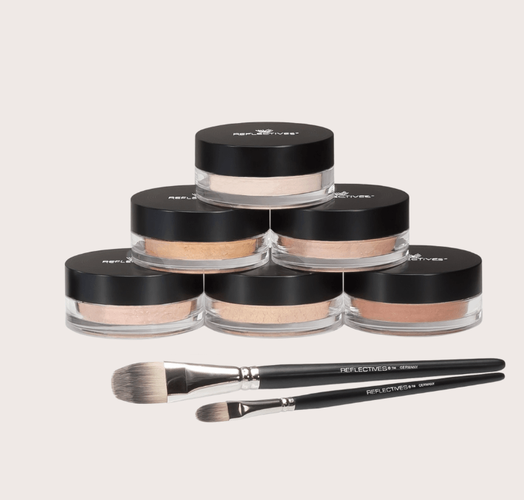 Reflectives-Produkte mit dazu passenden Pinseln dekoriert, um Sets zu veranschaulichen.