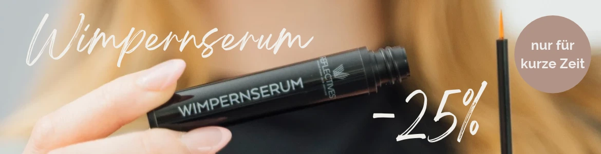 Aktionsbanner: Frau hält das Wimpernserum, das kurzzeitig mit Rabatt im Angebot ist.